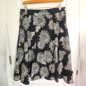New York & Co Black and White floral design skirt with lining sz 8